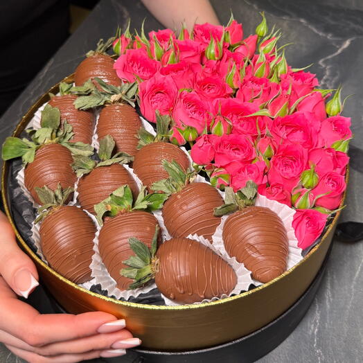 Цветы в коробке с клубникой