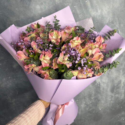 Букет розовых альстромерий в сиреневом