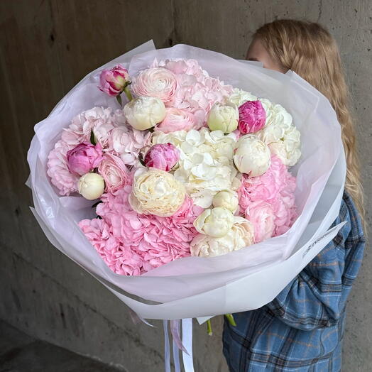 Hydrangea with peony and ranunculus