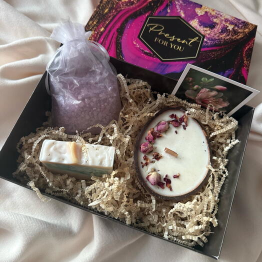 Подарочный набор с соевой свечой в кокосе, бьюти бокс с мылом и солью ручной работы (для мамы, женщин, корпоративные подарки)