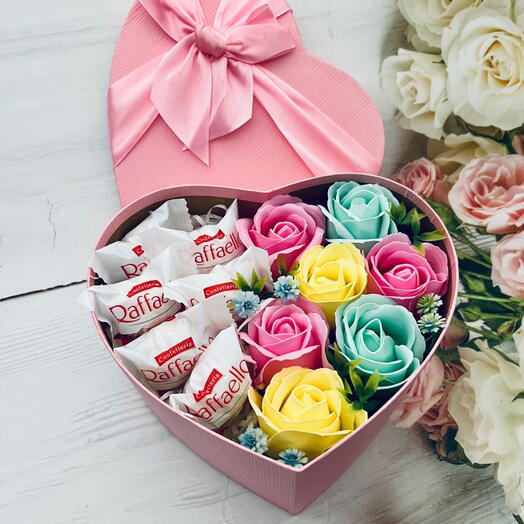 Набор из Раффаэлло и мыльных роз в форме сердца. Подарок на 8 Марта для жены, девушки, дочки, сестры, мамы, подруги,тети