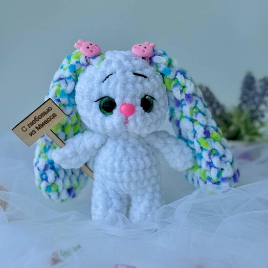 Плюшевый зайка с цветными ушами из мягкой плюшевой пряжи. Милый подарок для ребёнка и взрослого