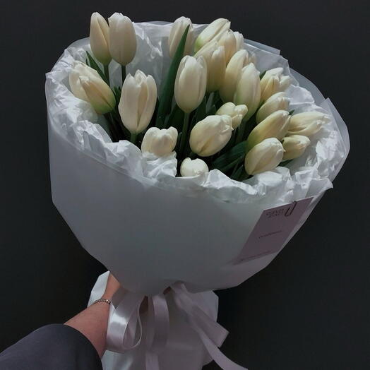 Весенний букет из белых тюльпанов