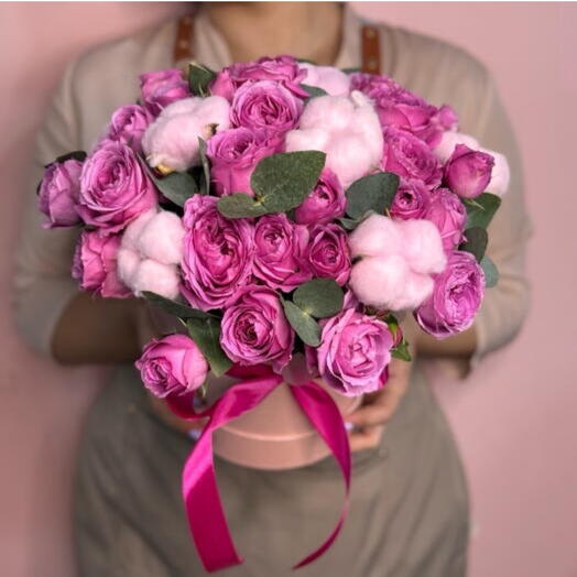 Пионовидные кустовые розы с хлопком и эвкалиптом в коробке