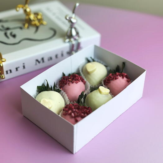 Клубника в шоколаде с сублимированной малиной и шоколадными сердцами