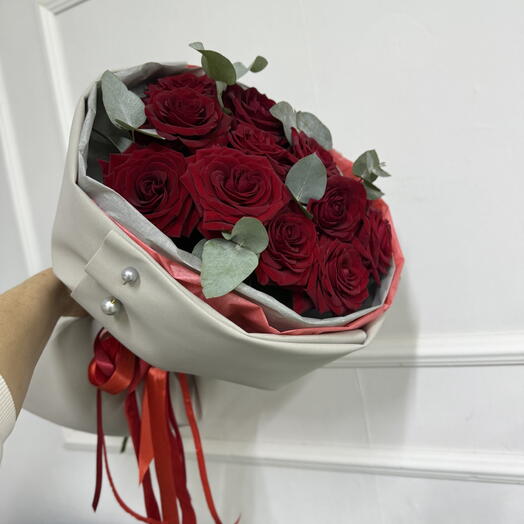 Моно из красной местной розы с эвкалиптом