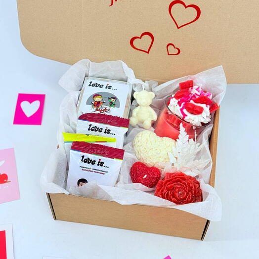 Подарочный набор с конфетами love is и ароматическими свечами ручной работы