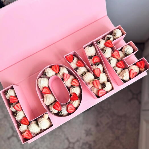 Клубника в шоколаде 35 штук в коробке love