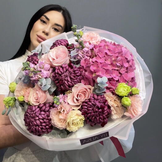 Конфетный букет с акцентом на цветы