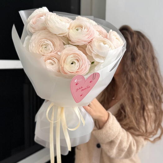 Моно - букет из 15 ранункулюсов