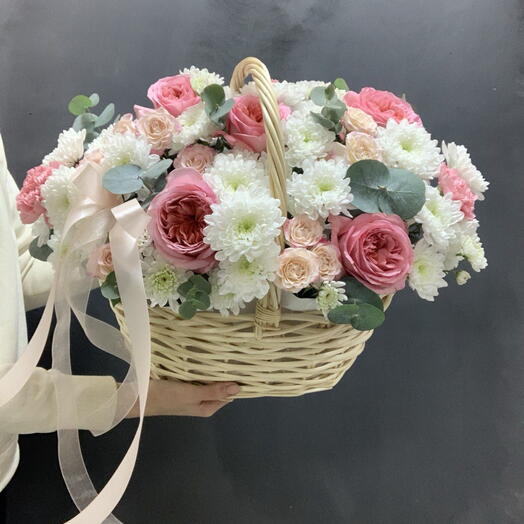 Корзина с пионовидными розами, хризантемами