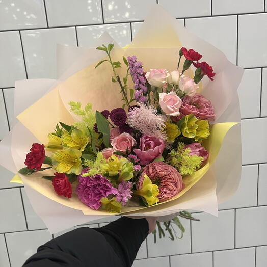 Букет Дофаминовый «Стиль это всё!» с тюльпанами и пионовидной розой «Пинк Экспрешн»