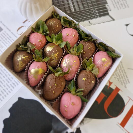 12 Клубник в молочном и розовом шоколаде