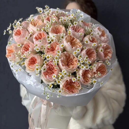Авторский букет из пионовидных розы и танацетума "Меридиан нежности"