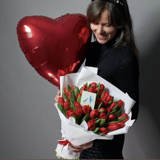 Красные тюльпаны и сердечко