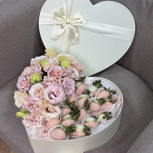 Цветы в коробке с клубникой