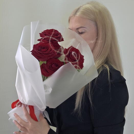 Букет из 5 красных роз "Лавина Любви"