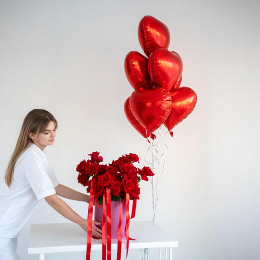 Сет: Коробка из 35 французских кркасных роз и 7 шаров сердец