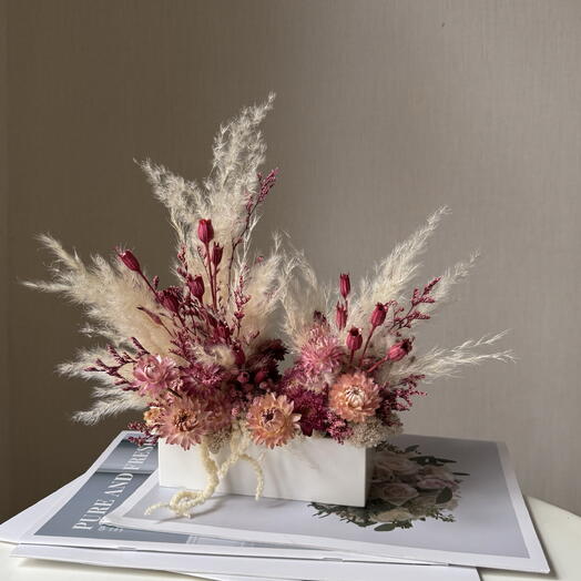 Композиция из сухоцветов и стабилизированных растений в розовой гамме