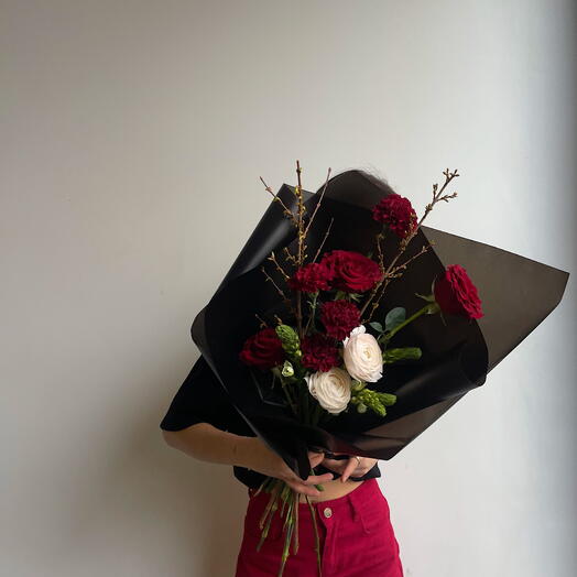 Авторский букет «Сдавайся» ранункулюс, Роза, гвоздика