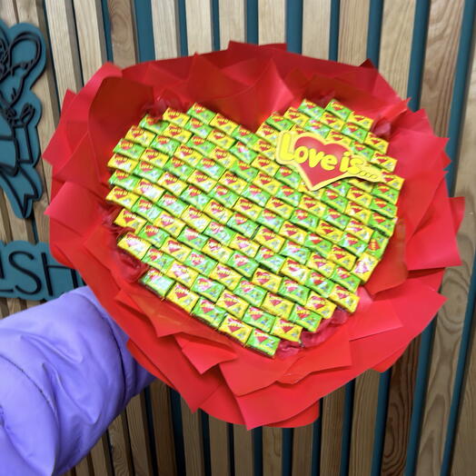Букет сердце из жвачек love is