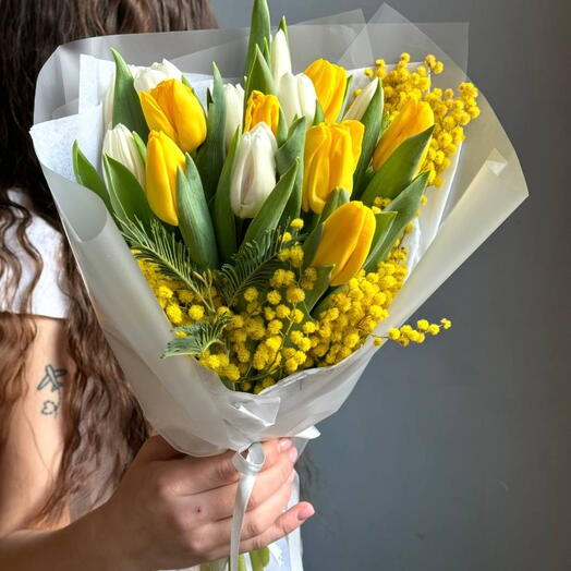 Тюльпаны белые с желтым и мимозой к 8 марта
