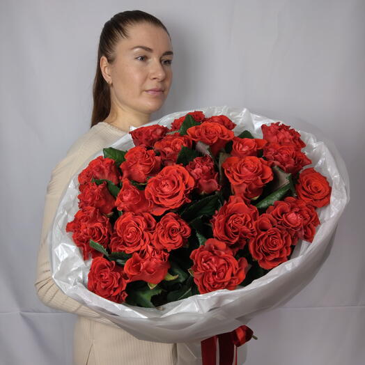 🍓Букет страсти "PERVOЦВЕТ" из 25 ярко красных кудрявых роз Эль Торро в стильной упаковке