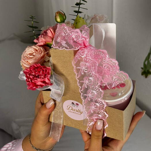 Торт в стаканчике (Cake to go) + цветы (Клубника-Ваниль)