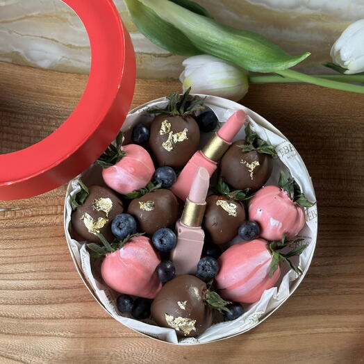 Клубника в шоколаде с помадами 😍🌷