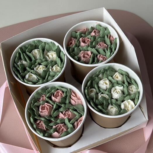 Торт в стаканчике с цветами 4 штуки любимой девушке