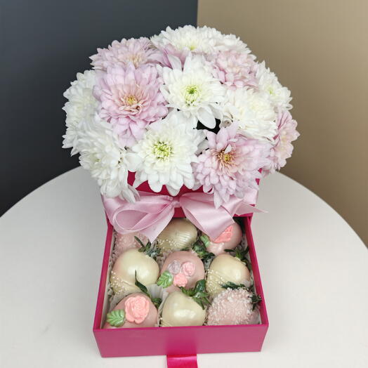 Клубника в шоколаде и цветы