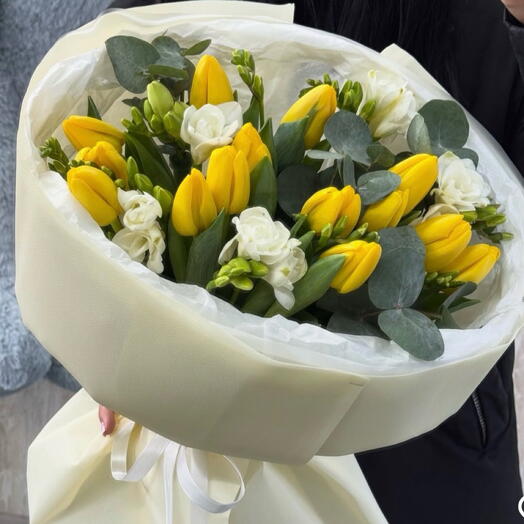 Żołte tulipany z frezją