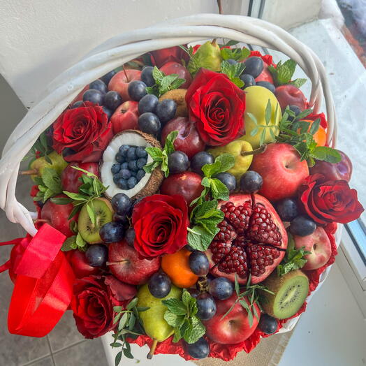 Корзина с фруктами гранатами и розами большая