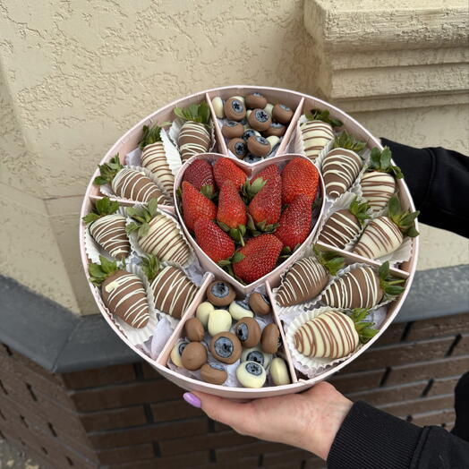 Клубника и голубика в шоколаде