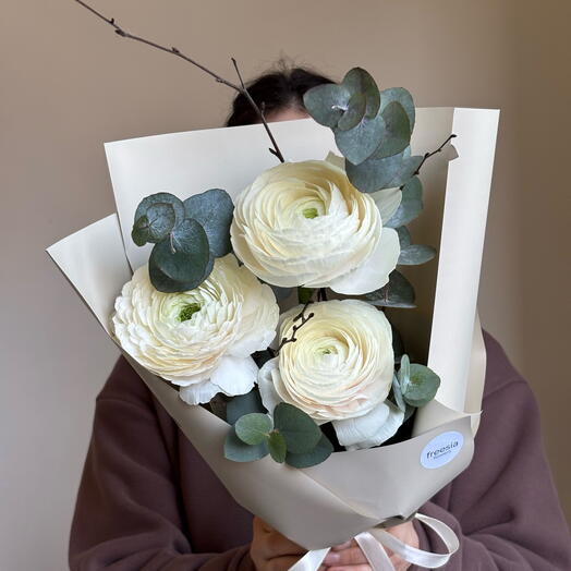Букет с ранункулюсами и цветущими ветками🌿