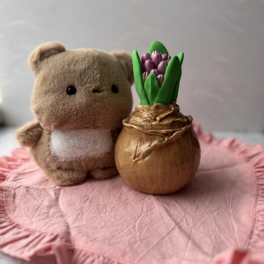 Свеча в гипсовом подсвечнике с игрушкой