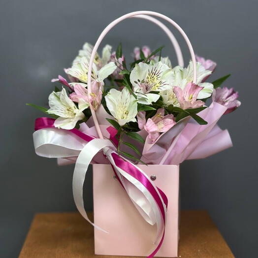 Цветы в коробке с альстромерией