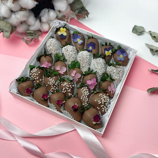 Клубника в молочном шоколаде с цветочками микс