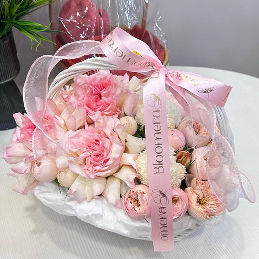 Корзина с розой, кустовые розы и момоко
