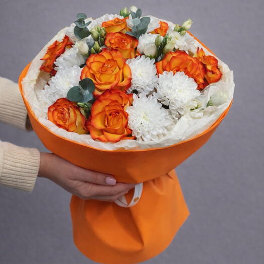 Букет Яркие розы (9) с кустовой хризантемой 🧡