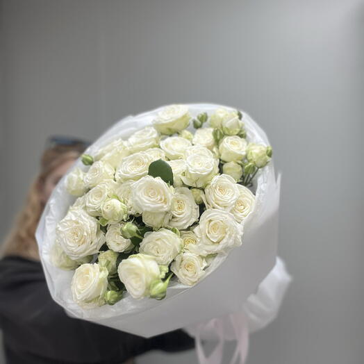 Букет из белых кустовых роз