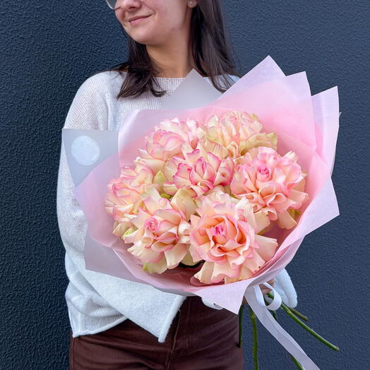 Delicate Mono bouquet of 7 French roses "Lamour