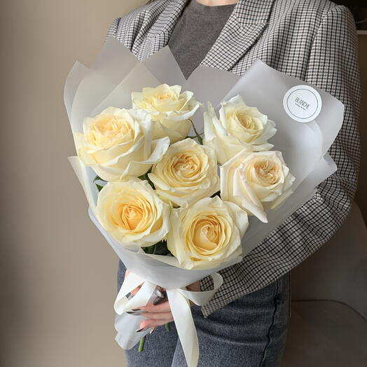 Букет из 7 роскошных пионовидных роз💛