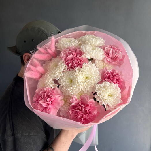 Нежный букет из диантусов и хризантем 💕