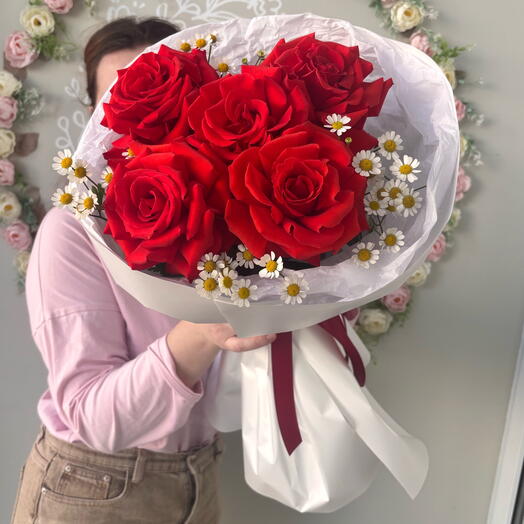 Красная французская роза Нина и полевая ромашка авторский букет🌹(6) (21)