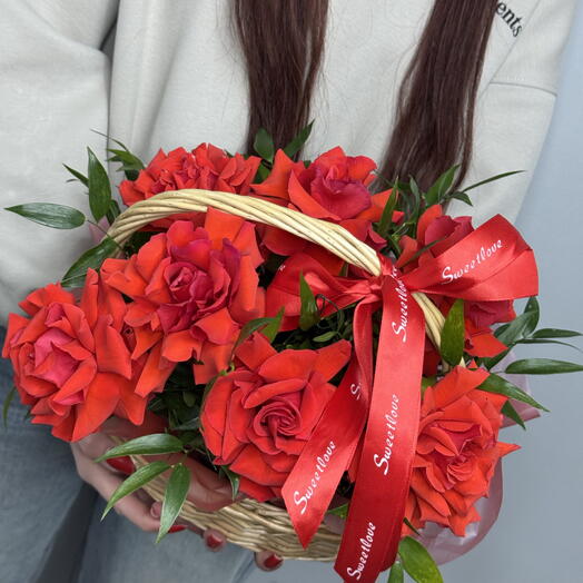 Корзина с алыми французскими розами 🌹