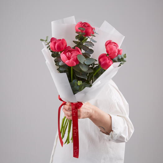 Ramo de peonías de Coral y ramitas de eucalipto. Bouquet 176 Buket in Moscow