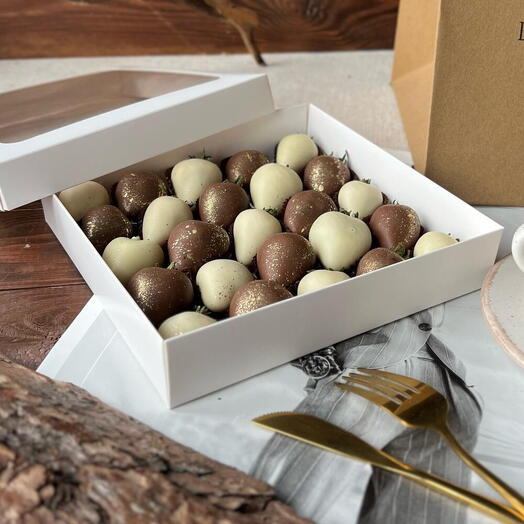 Strawberries in milk and white chocolate 25 pcs