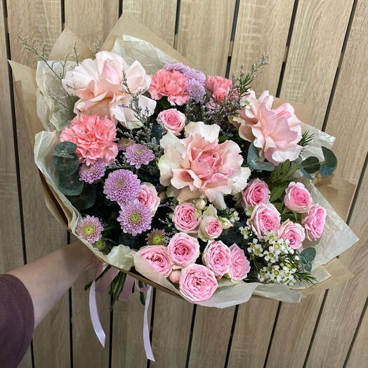 Букет с французскими и кустовыми розами, сортовыми хризантемами и розовыми диантусами