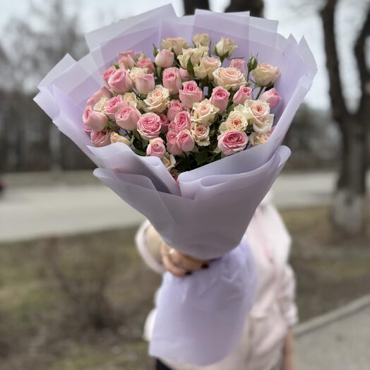 11 кустовых роз в оформление